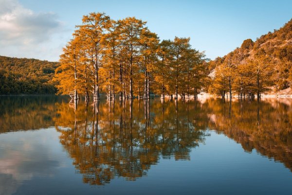 Кипарисовое озеро Сукко осенью