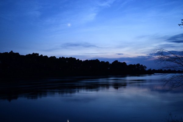 Ночной берег озера