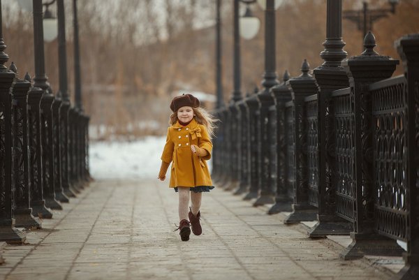 Девочка гуляет на улице