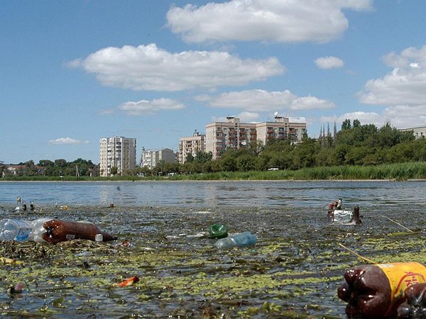 Грязная река Волга Нижний Новгород