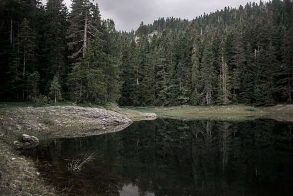 Черное озеро в Сибири