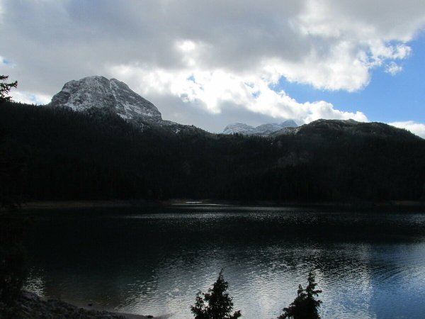 Черное озеро в горах Черногории