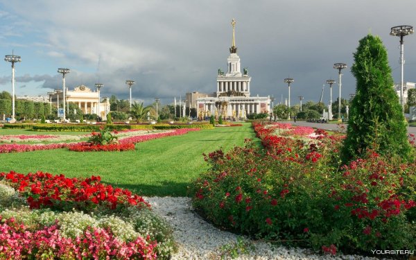 Красивый сквер на Московском