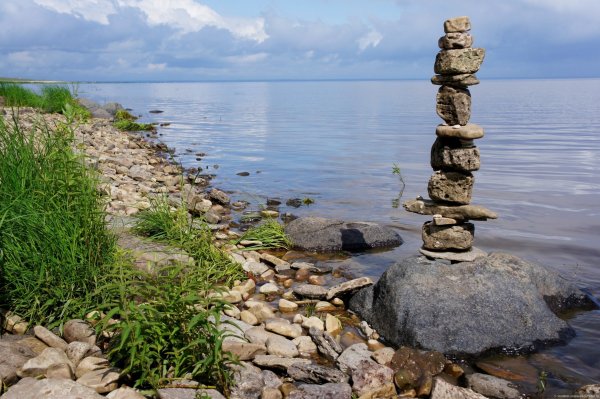 Берег Ильмень озера каменный