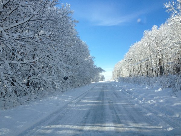 Снег на дороге