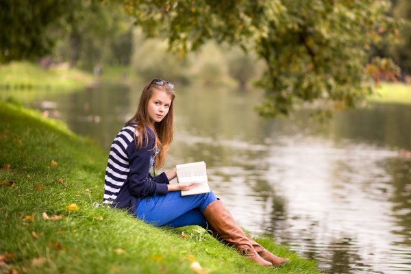 Девушка на парте