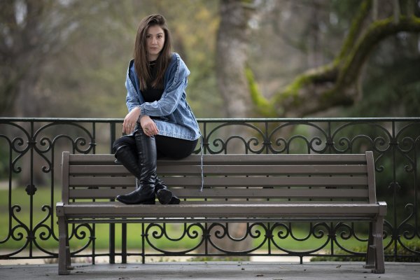 Девушка на парте