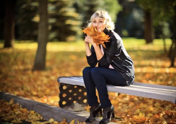 Девушка в осеннем парке