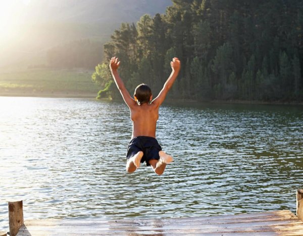 Люди купаются