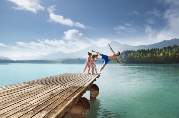 Отдыхающие на озере