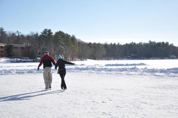 Ледовый каток на озере