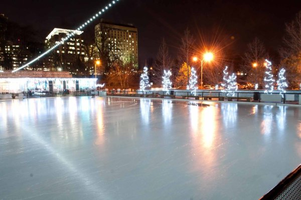 Каток на реке ночью