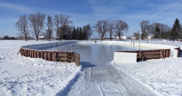 Зимний каток на озере