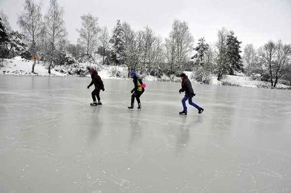 Каток на реке