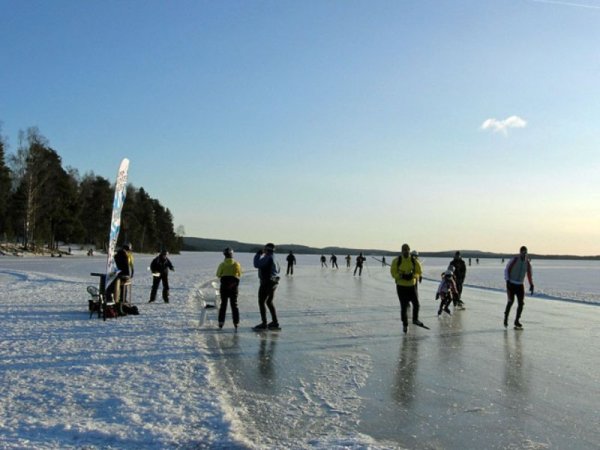 Каток на озере зимой