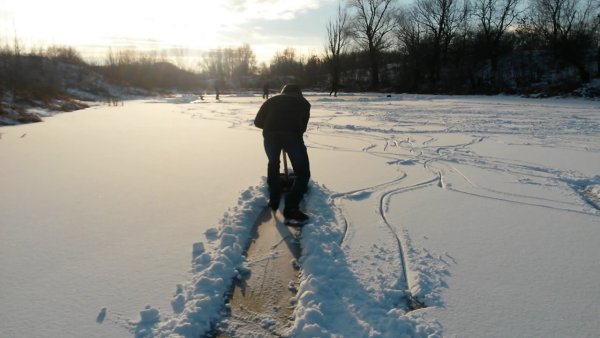 Катание на коньках на реке