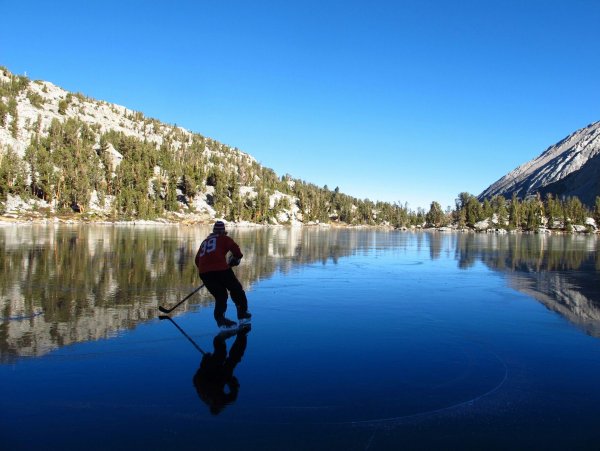 Хоккей на озере