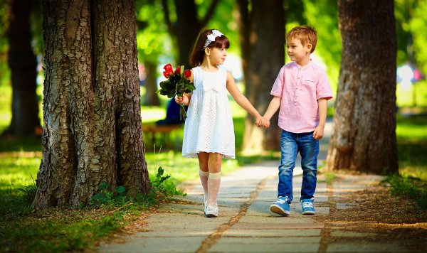 Мальчик и девочка гуляют