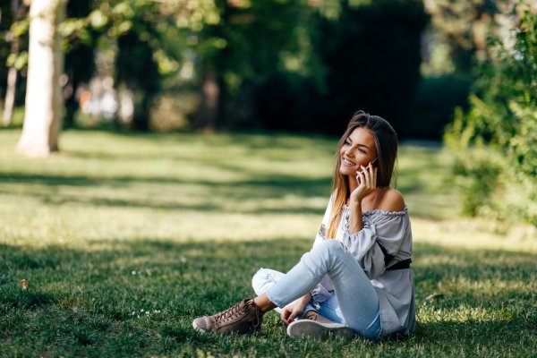 Девочка сидит на траве