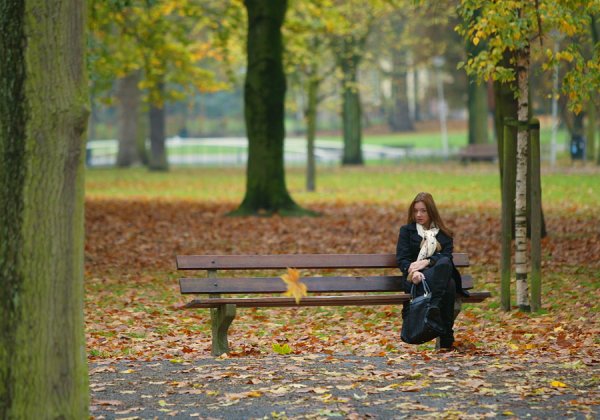 Осенний парк с людьми