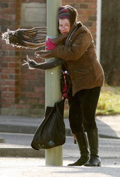 На улице сильный ветер прикол