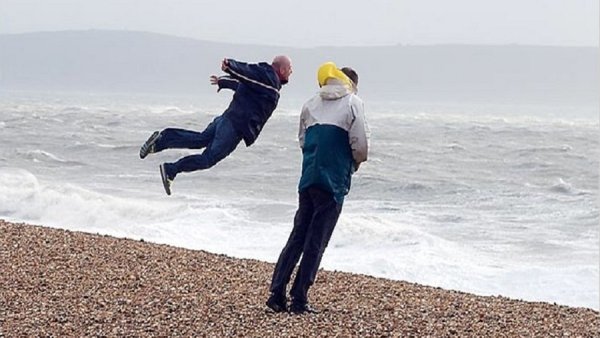 Ветер сносит с ног