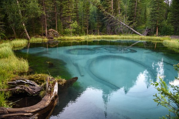Голубое Гейзеровое озеро на Алтае