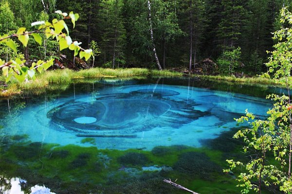 Голубое Гейзеровое озеро горный Алтай