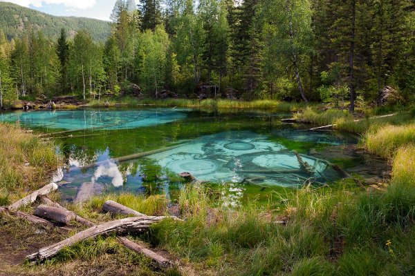 Голубое Гейзеровое озеро горный Алтай