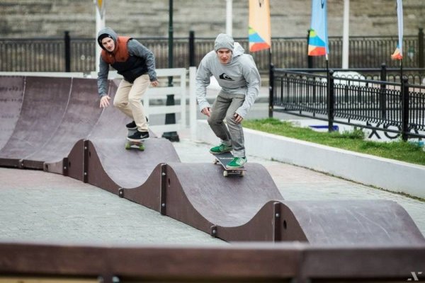 Скейт парк с памп треком