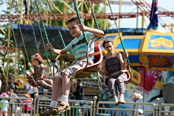 Кататься на аттракционах