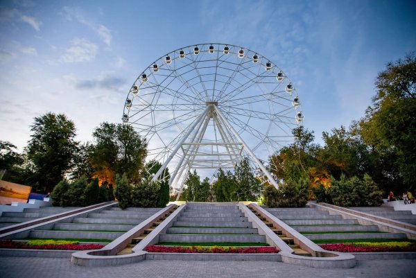 Парк революции Ростов на Дону колесо обозрения