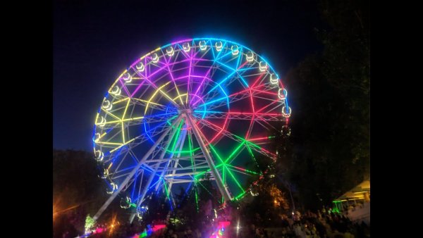 Колесо обозрения в парке революции в Ростове на Дону