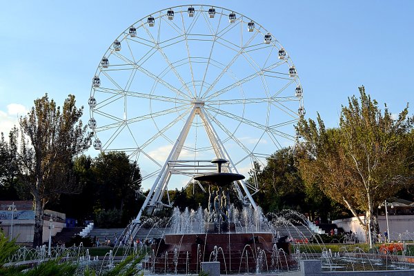 Парк революции Ростов колесо обозрения