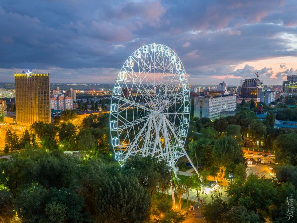 Парк революции Ростов колесо обозрения