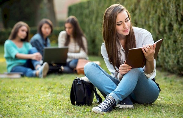 Студент с книжкой в парке