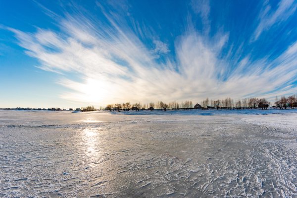 Замерзшее озеро Золотая Долина