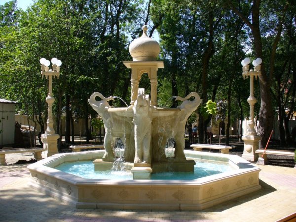 Старый парк парк «аллея цивилизаций» Кабардинка