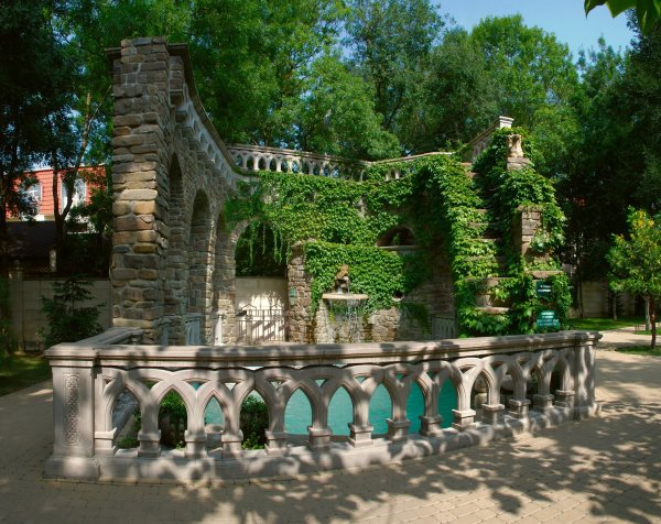 Старый парк в поселке Кабардинка