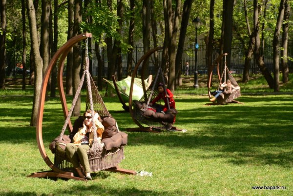 Качели для развлечения в парках