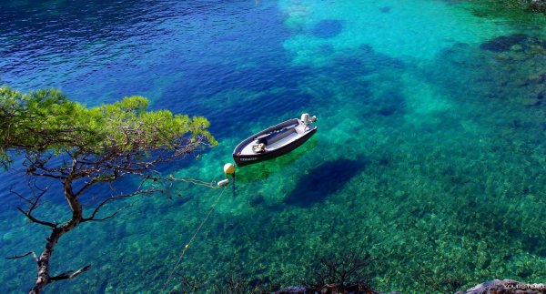 Лодка на прозрачной воде