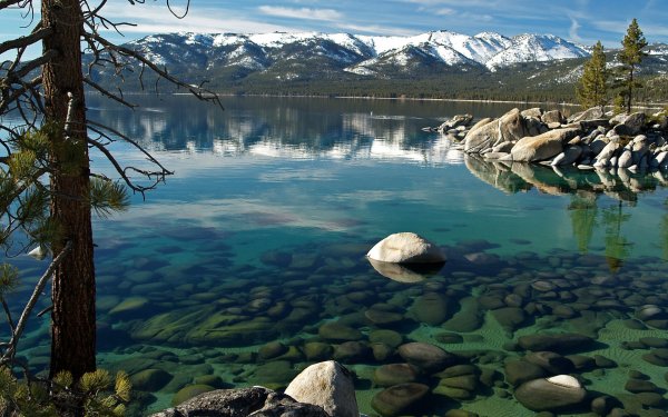 Озеро с прозрачной водой
