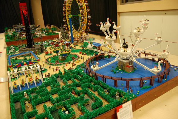 Парк аттракционов из лего