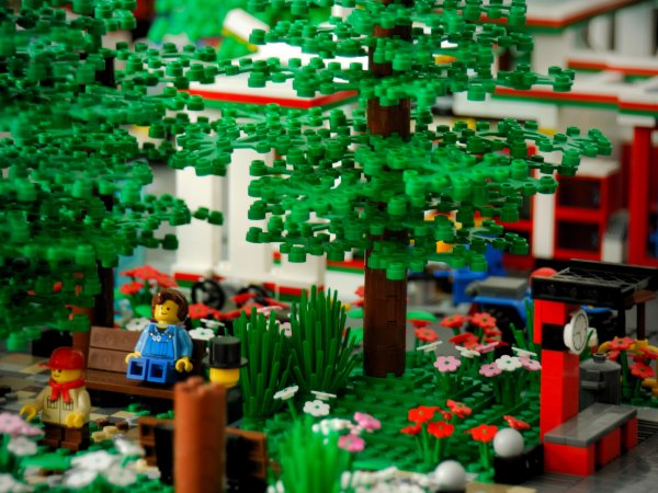 Деревья в парке из лего