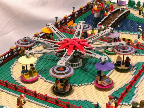 Парк аттракционов из лего