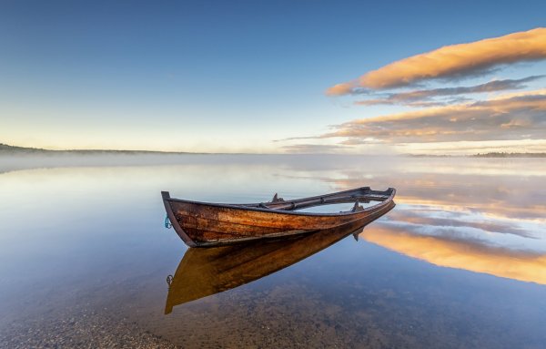Перевернутая лодка на берегу