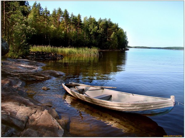 Деревянная лодка на озере