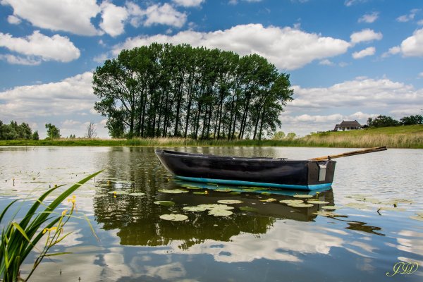 Фон лодка на воде