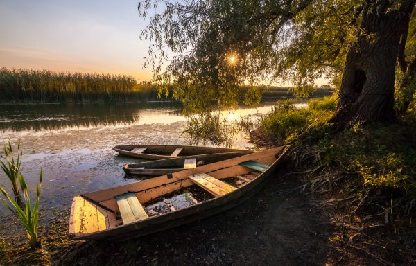 Лодка на берегу реки