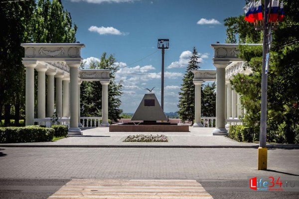 Мемориал первостроителям Волжского